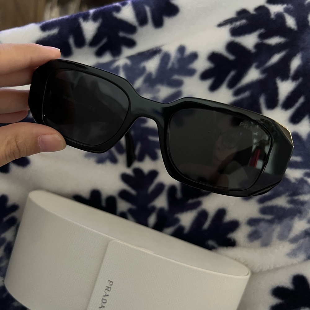 Prada sunglasses. SPR 17w